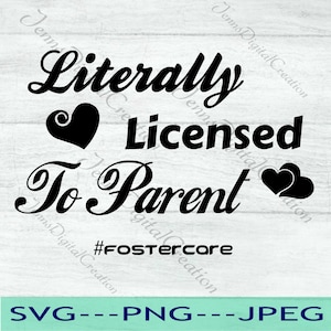 ¡Encuentra la diversión al decirle a los demás que eres un padre adoptivo, compartiendo que estás literalmente licenciado a los padres! SVG digital versátil