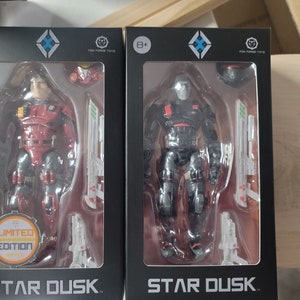 Puede incluir: Dos figuras de acción en un paquete negro y rojo. Las figuras están en armadura negra y roja con armas. El paquete dice "Star Dusk" y "Edición limitada".