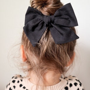 Fiocco nero / Fermaglio per capelli per ragazze / Girandola per bambini / Accessori per capelli / Fascia in nylon / Clip a coccodrillo / fiocco con nodo / Scrunchie immagine 1