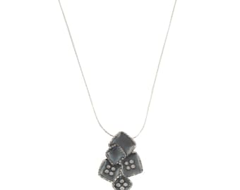 Handgjort i Israel. Hänge i oxiderat silver. Hänge i tvåfärgat sterlingsilver. Accenter i kubisk zirkonia. Present till henne.