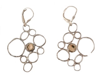 Örhängen i sterlingsilver och guld. Handgjorda israeliska smycken. Lätta örhängen. Hantverksörhängen. Sommarörhängen