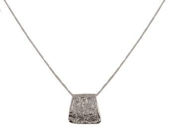 Hantverksmässigt texturerat sterlingsilverhängehalsband – Handgjorda minimalistiska smycken från Israel