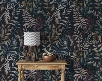 Papel pintado botánico oscuro con hierbas y hojas. Autoadhesivo o tradicional no tejido. Papel pintado sobrio de estilo dark academia.