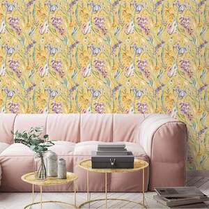 Carta da parati floreale con fiori e foglie botaniche di colore giallo brillante, stacca e attacca o carta da parati con accenti tradizionali
