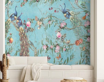 Mural de papel pintado con pájaros y flores, papel pintado con detalles de estilo chinoiserie y pavos reales.