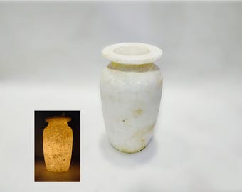 エジプトのアラバスターの花瓶、特徴的なアラバスターの花瓶。エジプト