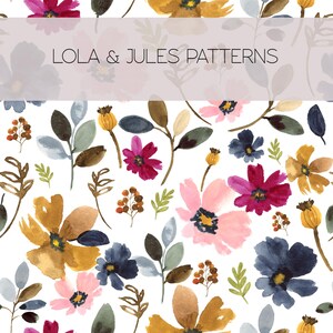 Peut inclure: Motif floral à l'aquarelle avec des fleurs roses, bordeaux, bleu marine et dorées, ainsi que des feuilles vertes et marron. Le motif comprend le texte "LOLA & JULES PATTERNS" dans une bannière gris clair en haut.