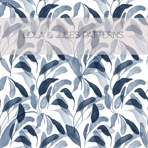 Peut inclure: Un motif sans couture composé de feuilles bleues en aquarelle sur un fond blanc. Les feuilles sont disposées en un motif répétitif, créant un design délicat et élégant. Le texte "LOLA & JULES PATTERNS" apparaît en haut de l'image.