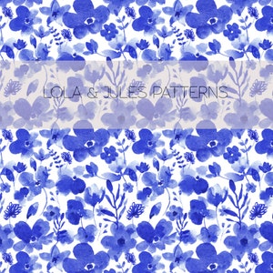 Peut inclure: Un motif sans couture composé de fleurs et de feuilles bleues en aquarelle sur un fond blanc. Le motif est intitulé "Lola & Jules Patterns".