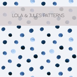 Peut inclure: Un motif sans couture composé de points bleus aquarelle sur un fond blanc. Le motif est parfait pour le tissu, le papier peint ou le papier d'emballage.