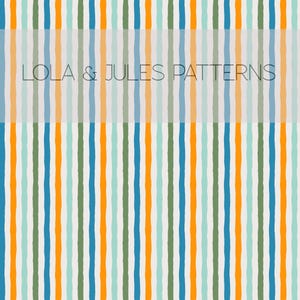 Peut inclure: Un motif coloré avec des rayures verticales orange, bleu, vert et bleu clair. Le texte "LOLA & JULES PATTERNS" est affiché au centre. Ce motif est adapté aux tissus, papiers peints ou autres applications décoratives.