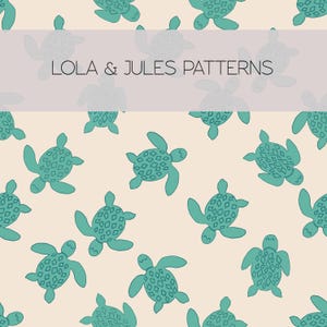 Peut inclure: Motif de tortues de mer de couleur bleu sarcelle sur un fond crème. Le motif est sans couture et se répète. Le texte "LOLA & JULES PATTERNS" est en haut de l'image.