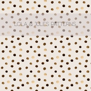 Peut inclure: Un motif sans couture de pois bruns et dorés sur un fond blanc. Le texte "LOLA & JULES PATTERNS" est en haut de l'image.