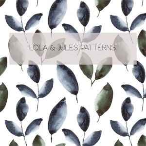Peut inclure: Un motif sans couture composé de feuilles d'aquarelle dans des tons de bleu et de vert. Le motif est sur un fond blanc et comprend le texte "LOLA & JULES PATTERNS".