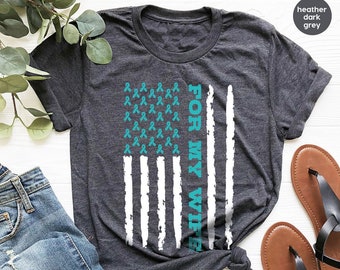 Camiseta retro sobre cáncer de ovario, regalo para esposa, camisetas gráficas de apoyo, camiseta con cuello en V con la bandera estadounidense, regalo para supervivientes de cáncer de ovario, concienciación sobre el cáncer.