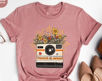 T-shirt vintage, chemise Positive Vibes, chemise motivante, chemise inspirante, chemise rétro, chemise fleurs sauvages, chemise bohème, chemises pour femme