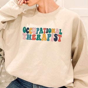 Sudadera de terapia ocupacional, regalo para OT, camisa de terapeuta  ocupacional personalizada, suéter para estudiantes de OT, cuello redondo  unisex personalizado -  México
