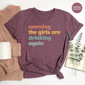 Camisetas engraçadas sobre bebidas, camiseta com estampa de álcool, roupa para quem está bêbada, look feminino, camiseta feminina com decote em V, presentes para ela, aviso: as garotas estão bebendo de novo. imagem 4