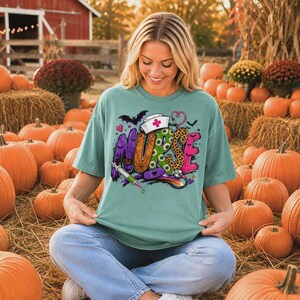 Camiseta de Halloween para enfermeras con estampado de leopardo de Comfort Colors®, camiseta gráfica para enfermeras registradas, regalo para enfermeras registradas, ropa de enfermería linda y espeluznante.