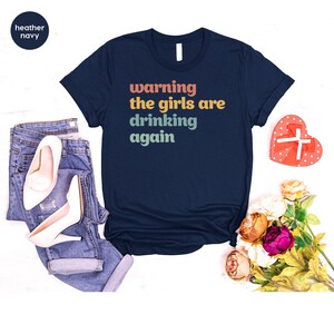 Camisetas engraçadas sobre bebidas, camiseta com estampa de álcool, roupa para quem está bêbada, look feminino, camiseta feminina com decote em V, presentes para ela, aviso: as garotas estão bebendo de novo. imagem 5