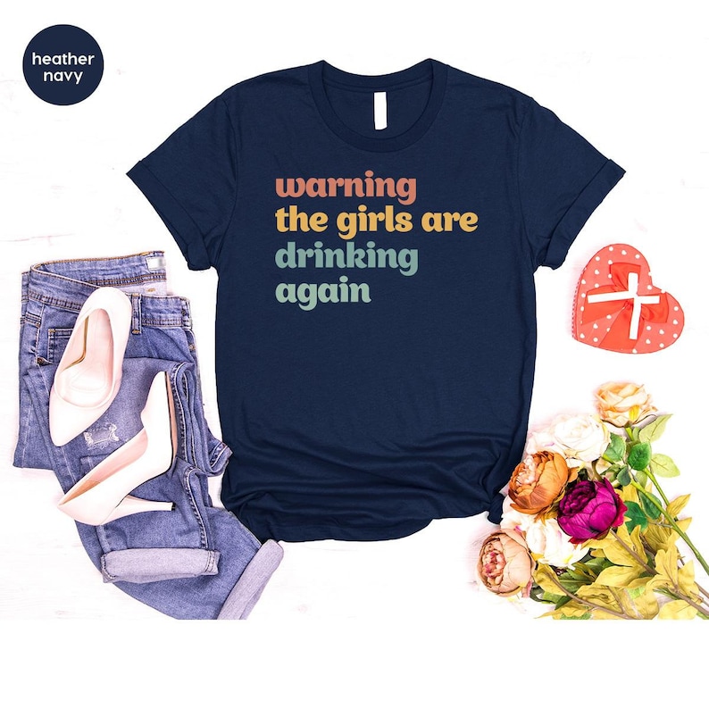 Camisetas engraçadas sobre bebidas, camiseta com estampa de álcool, roupa para quem está bêbada, look feminino, camiseta feminina com decote em V, presentes para ela, aviso: as garotas estão bebendo de novo. imagem 5