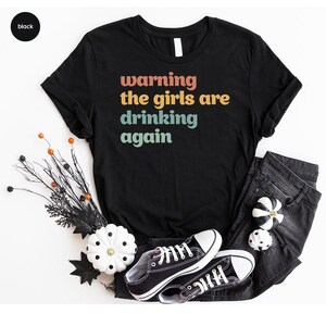 Camisetas engraçadas sobre bebidas, camiseta com estampa de álcool, roupa para quem está bêbada, look feminino, camiseta feminina com decote em V, presentes para ela, aviso: as garotas estão bebendo de novo. imagem 6