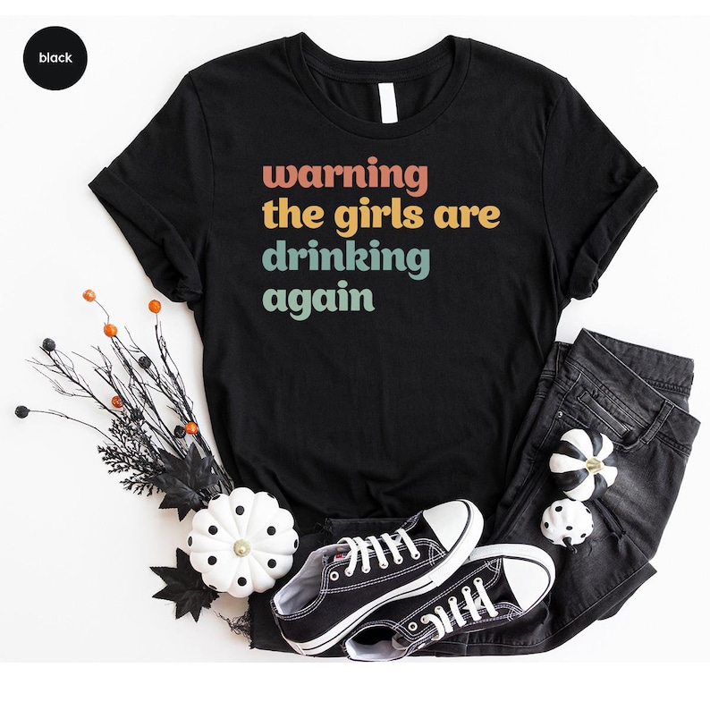 Camisetas engraçadas sobre bebidas, camiseta com estampa de álcool, roupa para quem está bêbada, look feminino, camiseta feminina com decote em V, presentes para ela, aviso: as garotas estão bebendo de novo. imagem 6
