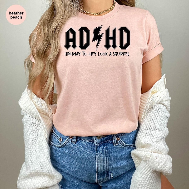 ADHD-shirts, T-shirts over geestelijke gezondheid, T-shirts met grappige teksten, T-shirts voor ADHD-bewustzijn, Cadeaus voor een vriend(in), T-shirt met de tekst "Highway To Hey Look a Squirrel" afbeelding 4