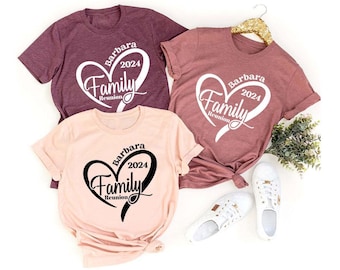 T-shirt met hartjesprint en gepersonaliseerde familie-opdruk, gepersonaliseerd familiecadeau, gepersonaliseerde shirts voor familiereünies, bijpassende shirts voor het hele gezin, T-shirts voor familiereünies