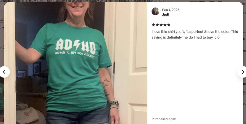 Op de afbeelding: Groen t-shirt met de witte tekst "ADHD Highway to Hey Look a Squirrel". Het t-shirt heeft een ronde hals en wordt door een persoon gedragen.