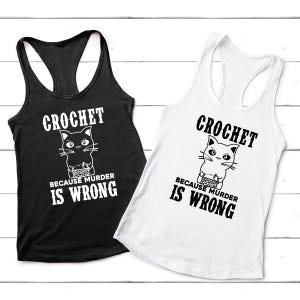 Op de afbeelding: Twee tanktops met een zwarte kat die garen vasthoudt en de tekst "Crochet omdat moord verkeerd is". Een tanktop is zwart en de andere is wit.