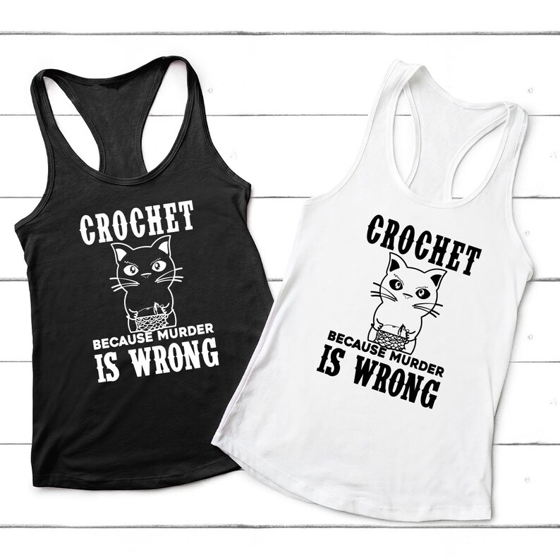 Op de afbeelding: Twee tanktops met een zwarte kat die garen vasthoudt en de tekst "Crochet omdat moord verkeerd is". Een tanktop is zwart en de andere is wit.