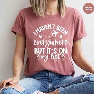 Camiseta divertida para viajeros, camiseta de aventurero, camiseta para viajes en familia, camiseta con frase divertida, camiseta divertida para vacaciones, camiseta de mujer con cuello en V, regalo para él