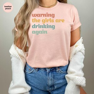 Camisetas engraçadas sobre bebidas, camiseta com estampa de álcool, roupa para quem está bêbada, look feminino, camiseta feminina com decote em V, presentes para ela, aviso: as garotas estão bebendo de novo. imagem 3