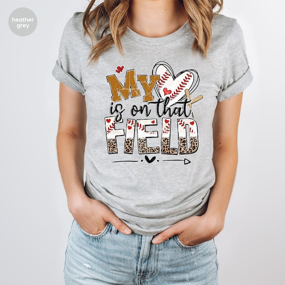 Funny Softball Heart Mom Women Mama T-Shirt Gift Funny Softball Heart Mom Women Mama T-Shirt Gift