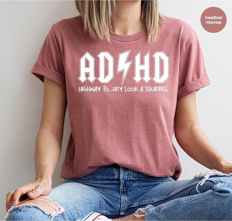 ADHD-shirts, T-shirts over geestelijke gezondheid, T-shirts met grappige teksten, T-shirts voor ADHD-bewustzijn, Cadeaus voor een vriend(in), T-shirt met de tekst "Highway To Hey Look a Squirrel" afbeelding 6