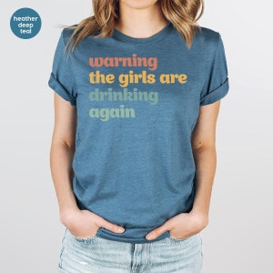 Camisetas engraçadas sobre bebidas, camiseta com estampa de álcool, roupa para quem está bêbada, look feminino, camiseta feminina com decote em V, presentes para ela, aviso: as garotas estão bebendo de novo. imagem 2