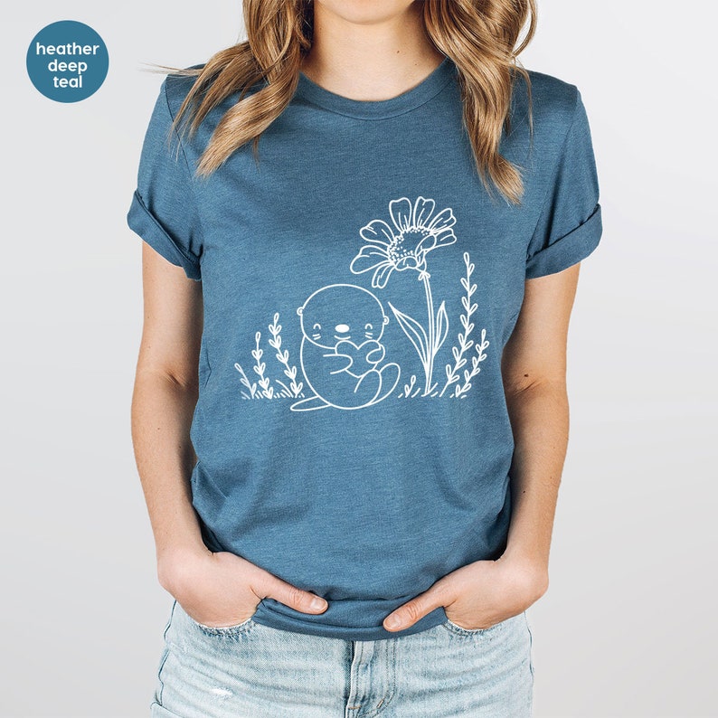 Camisetas con gráficos de nutria, camisetas con animales, camisetas lindas de nutria, camisetas florales, regalos de nutria, camisetas con flores, camisetas de naturaleza, camisetas divertidas de nutria imagen 3