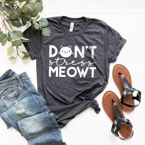 Camiseta con eslogan sarcástico, camiseta divertida de gato, camiseta sarcástica, camiseta "No te estreses, miau", camiseta para amantes de los gatos, camiseta divertida antisocial, camiseta atrevida imagen 2
