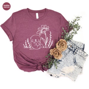 Camisetas con gráficos de nutria, camisetas con animales, camisetas lindas de nutria, camisetas florales, regalos de nutria, camisetas con flores, camisetas de naturaleza, camisetas divertidas de nutria imagen 4