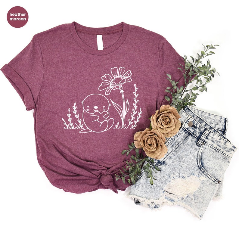 Camisetas con gráficos de nutria, camisetas con animales, camisetas lindas de nutria, camisetas florales, regalos de nutria, camisetas con flores, camisetas de naturaleza, camisetas divertidas de nutria imagen 4