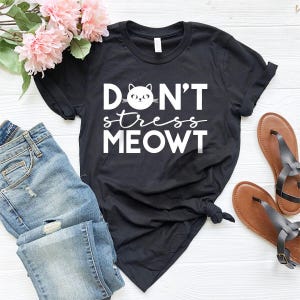 Camiseta con eslogan sarcástico, camiseta divertida de gato, camiseta sarcástica, camiseta "No te estreses, miau", camiseta para amantes de los gatos, camiseta divertida antisocial, camiseta atrevida imagen 4