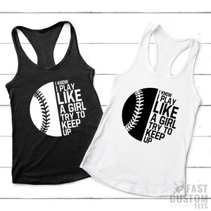 Op de afbeelding: Twee zwarte en witte tanktops met een baseball-afbeelding en de tekst "Ik weet dat ik speel als een meisje, probeer het vol te houden".