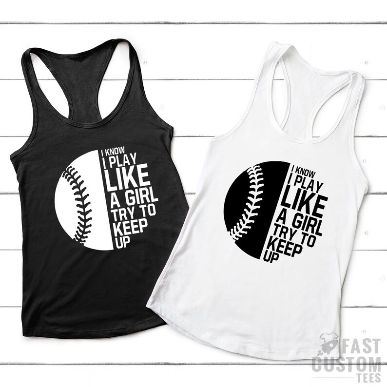 Op de afbeelding: Twee zwarte en witte tanktops met een baseball-afbeelding en de tekst "Ik weet dat ik speel als een meisje, probeer het vol te houden".