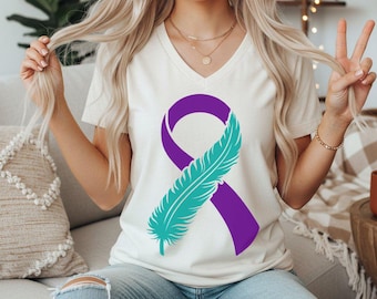 Camiseta con diseño de pluma turquesa y cinta morada para concienciar sobre el suicidio, camiseta de prevención del suicidio, ropa de empoderamiento para la defensa de los derechos.