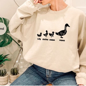 Camiseta personalizada para el Día de la Madre, Camiseta de mamá pato adorable, Regalos personalizados para mamá, Camiseta infantil de mamá pato, Regalos para el Día de la Madre, Sudadera personalizable para mamá imagen 6
