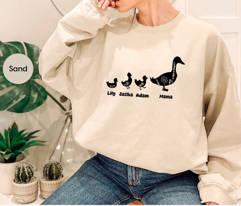 Camiseta personalizada para el Día de la Madre, Camiseta de mamá pato adorable, Regalos personalizados para mamá, Camiseta infantil de mamá pato, Regalos para el Día de la Madre, Sudadera personalizable para mamá imagen 6
