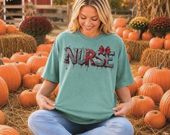Camiseta Comfort Colors® Nurse Cracked Text, diseño de lazo con jeringa ensangrentada, ropa de enfermera espeluznante, camiseta médica de Halloween, regalo gótico para enfermeras.