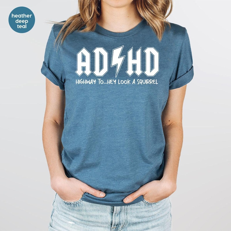 ADHD-shirts, T-shirts over geestelijke gezondheid, T-shirts met grappige teksten, T-shirts voor ADHD-bewustzijn, Cadeaus voor een vriend(in), T-shirt met de tekst "Highway To Hey Look a Squirrel" afbeelding 5