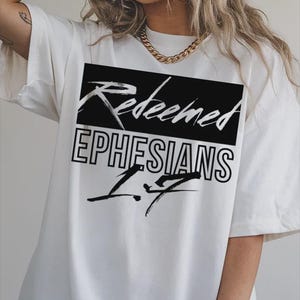 Camiseta Comfort Colors® con cita cristiana en negrita: Efesios 1:7, camiseta con versículo bíblico de fe cristiana, camiseta con escritura religiosa.